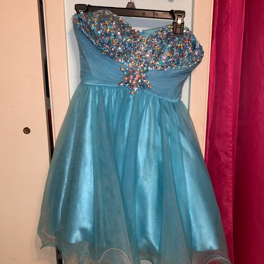A small short prom dress!💙